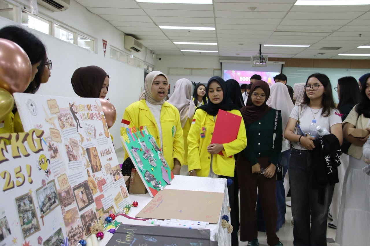 Peserta mengunjungi booth kegiatan mahasiswa FKG UI yang dijaga mahasiswa berjaket kuning